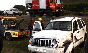 Die voertuig van Amanda de Vries, eggenote van wyle Helmie de Vries, wat â€˜n dag na die roudiens naby Franskraal gerol het. Amanda sÃª sy het op die gruis langs die pad afgegaan en die stuurwiel te vinnig teruggeruk, waarna die voertuig gerol het en op die sykant tot stilstand gekom. Amanda is ongedeerd en sterkte word haar toegewens met die skok van die ongeluk kort na Helmie se afsterwe.   